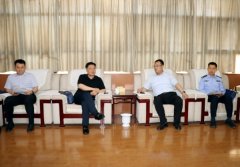 镇党委副、镇长邱